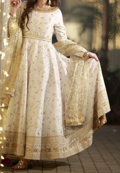 White And Gold Anarkali, Neck Work Design, Vmas Red Carpet Outfit, Golden Anarkali, Wedding Anarkali Dress, White Anarkali Dress, Gold Anarkali, Anarkali Design, Anarkali Designs