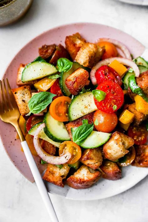 Panzanella Salad {Italian Bread Salad} - Two Peas & Their Pod Easy Dressing Recipe, Italian Bread Salad, Simple Balsamic Vinaigrette, Panzanella Recipe, Salad Italian, Crouton Salad, Vegetable Salads, Panzanella Salad, Dads Birthday