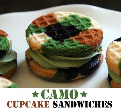 Camo cupcake sandwiches Camouflage Cupcakes, Camo Cupcakes, Waffle Sandwiches, Whoopie Pie, Whoopie Pies, S'mores, Köstliche Desserts, Cakepops, Cupcake Recipes