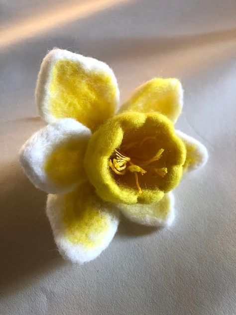 Pin Felting Ideas, Flower Needle Felting, Easter Felting Ideas, Needle Felted Easter Ideas, Easter Needle Felting Ideas, Needle Felting Flowers, Needle Felted Flowers, Felting Flowers, Needle Felted Flower