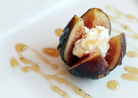 Fresh Figs with Goat Cheese and Peppered Honey Figs Goat Cheese Honey, Figs With Goat Cheese, Fig Appetizer, Goat Cheese Appetizer, Fig Recipes, Fresh Figs, Fruit Dishes, Italian Recipes Authentic, Honey Recipes