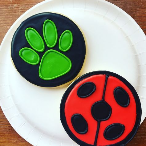 Ladybug and Cat Noir emblem cookies Miraculous Ladybug Strawberries, Ladybug And Cat Noir Cupcakes, Ladybug And Cat Noir Cake Ideas, Ladybug And Cat Noir Birthday Cake, Miraculous Ladybug And Cat Noir Birthday Party Ideas, Miraculous Cupcakes, Ladybug Recipes, Miraculous Ladybug Cupcakes, Cat Noir Birthday Party Ideas