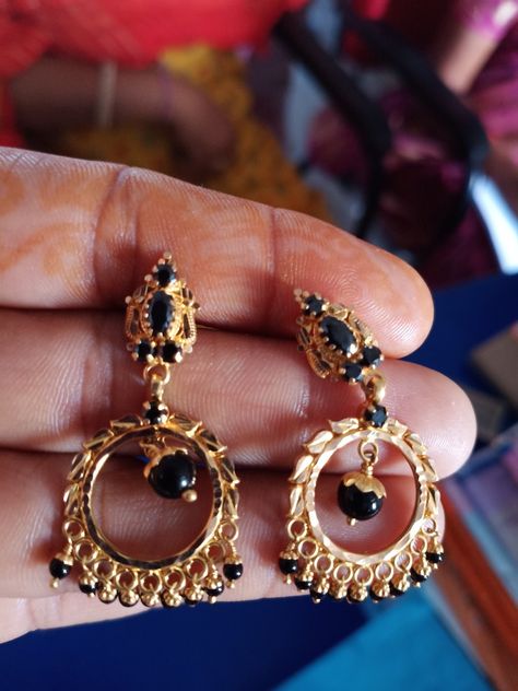 Black Stone Earrings Gold, Stone Earrings Gold, Pretty Gold Necklaces, Black Stone Earrings, Banaras Sarees, Colorful Rangoli, Bangle Gold, Bangles Design, Bride Jewelry