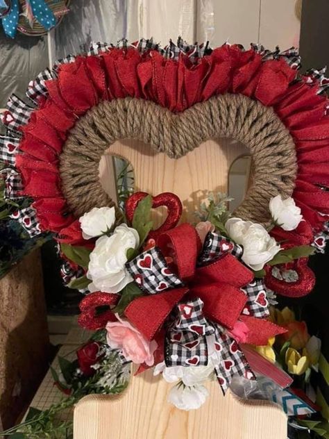 Yarn Wreaths, Crafts Wreaths, Valentine Wreath Diy, Diy Valentines Day Wreath, Valentine Wreaths, Diy Valentines Day, Red Rose Wreath, Valentines Day Wreath, Diy Valentine's Day Decorations