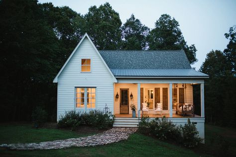 A Mississippi Home That Gave New Life to an Old Farmhouse Old 2 Story Farmhouse, Mississippi Farmhouse, Mississippi Homes, Interior Cottage, Tour Design, Houses Exterior, Home Designs Exterior, Exterior Modern, Asphalt Shingles