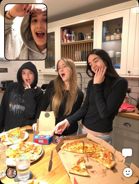 #pizza #girls #friends #cinema #movienight #pizzanight #food #fun Pizza Girls, Eating Pizza, Potato Wedges, Eat Pizza, Pizza Night, Movie Night, Pizza, Quick Saves, Pizzas