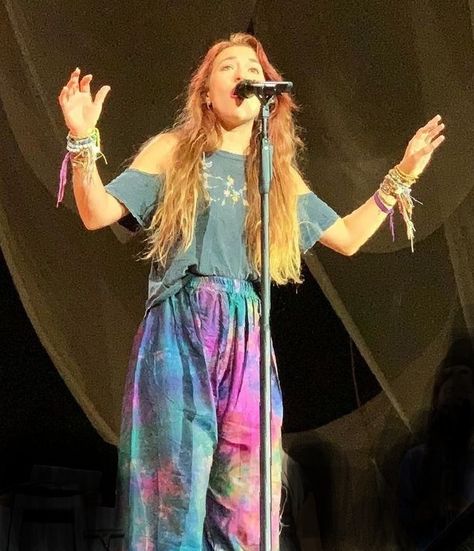 Lauren Daigle Style, Lauren Daigle Concert, Lauren Diagle, Christian Concert, Outfit Ideas 2024, Love Lauren, Concert Outfit Ideas, Lauren Daigle, Personal Style Inspiration