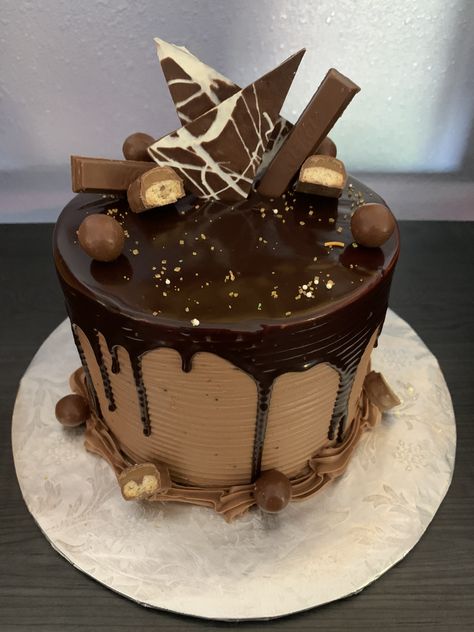 Chocolate ganache mousse cake Chocolate Ganache Mousse, Moose Birthday, Moose Cake, Chocolate Covered Treats, Buttercream Cakes, Diy Cake Decorating, Creative Birthday Cakes, Creative Birthday, Easy Cake Decorating