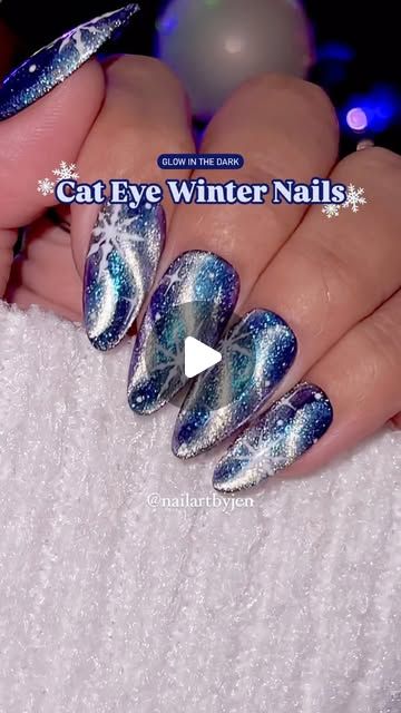 Jeanette Flores on Instagram: "Glow in the dark cat eye magnetic swirl winter nails 
✨🧲🥵❄️💅🏽✨
Save and share this fun magnetic snowflake nail look for inspo. Follow for more tutorials 🫶🏼

Using @daily_charme (code: JEN10)
•001 Perfect Black
•C20 Star Gazer
•Magnetic Cylinder Wand
•002 Perfect White
•Green Glow In The Dark Pigment 
•Diamond Shine Top Coat

#winternails #holidaynails #snowflakenails #cateyenails #magneticnails #uñas #nailvideos #nailtutorial #nailarttutorial #tutorial #diynails #pressonnails #bluenails #nails #nailinspo #cateyegel #glowinthedarknails" Cat Eye Winter Nails, Nail Designs Cat Eye, Winter Cat Eye Nails, Cat Eye Christmas Nails, Cats Eye Nails Design, Cat Eye Nail Designs, Magnetic Nail Art, Christmas Winter Nails, Snowflake Nail