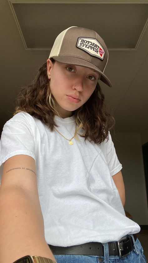 #kaylaoliveira #red #tiktoker #fit #fashion #lesbian #masc #queer #gay #hat #jeans #cool #trendy #tiktok #outfit #hairstyle #haircut #silver #accessories #hat #androgynous #genderneutral Carabiner Lesbian Outfit, Lesbian Hat Outfit, Masc Lesbian Haircut Round Face, Soft Masc Lesbian Summer Outfits, Flat Brim Hat Outfit, Masc Lesbian Country Outfits, Red Hat Outfit, Masc Haircuts, Brim Hat Outfit