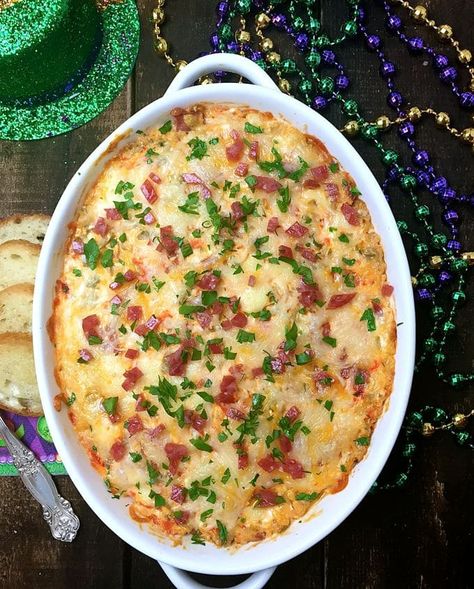 Muffuletta Dip, Mardi Gras Party Food, Mardi Gras Recipes, Mardi Gras Food, Mardi Gras Party, Provolone Cheese, King Cake, Cajun Recipes, Green Olives