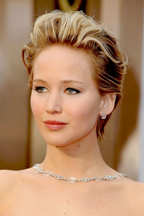 #jenniferlawrence #makeup Jennifer Lawrence Short Hair, Jennifer Lawrence Hair, Bridal Short, Red Carpet Hair, Short Hairdos, Slicked Back Hair, Slick Hairstyles, Penteado Cabelo Curto, Brown Blonde Hair