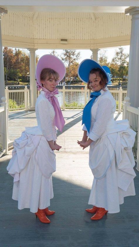 The goose sisters from the aristocats Sister Cosplay Ideas, The Aristocats Costume, Goose Costume Women, Aristocats Family Costume, Charlottes Web Halloween Costumes, Aristocrats Costume, Aristocats Halloween Costume, Aristocats Cosplay, Mother Goose Costume