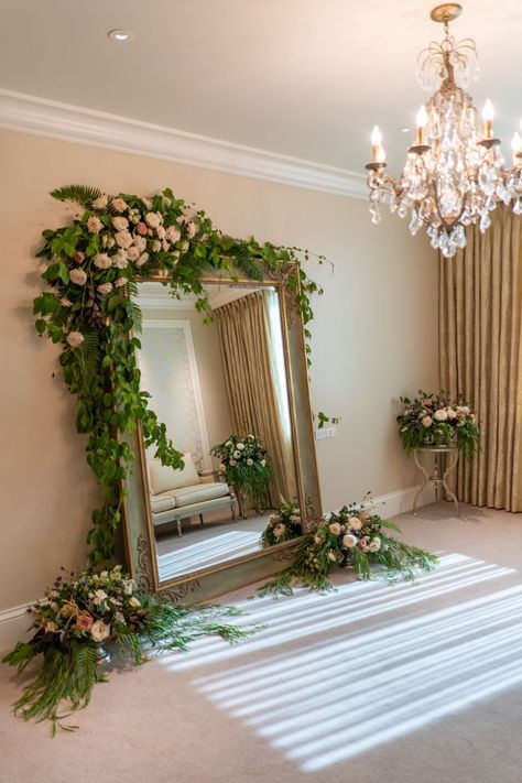 Wedding Office Design, Bridal Suite Room Decorations, Bridal Suite Floral Decor, Wedding Morning At Home, Photography Corner Ideas, Bride Room Decoration Ideas With Flowers, Bridal Room Decoration Ideas, Bride Getting Ready Room Decor, Bridal Salon Interior