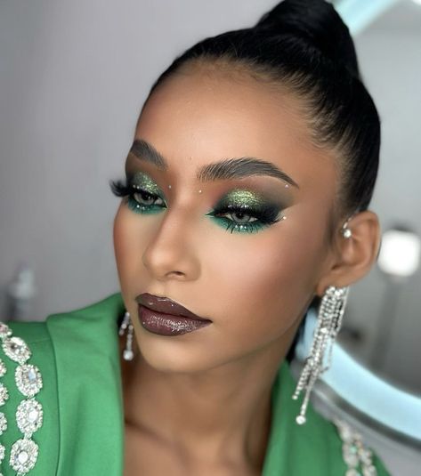 Green Dramatic Eye Makeup, Green Metallic Makeup, Army Green Eyeshadow Looks, Green Costume Makeup, Fairy Makeup Looks Green, Tinkerbell Eye Makeup, Dramatic Green Eye Makeup, Green Sparkly Makeup, Wicked Makeup Looks