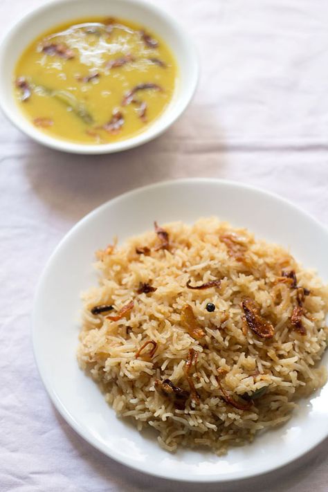 parsi brown rice - rice made with caramelization of sugar and onion. aromatic and golden with a faint sweet taste.  #parsicuisine #brownrice #ricerecipes indianrecipes Brown Rice Cooking, Indian Rice Recipes, Indian Rice, Brown Rice Recipes, Rice Varieties, Pulao Recipe, Veg Dishes, Rice Dish, Basmati Rice