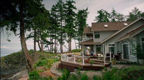 Photos of the house of famous Netflix series Chesapeake Shores! See its features in detail and get inspired for your own home. Chesapeake Shores House, Chesapeake Shores Hallmark, Emilie Ullerup, Treat Williams, Small Studio Apartment Design, Chesapeake Shores, Movie Houses, Jesse Metcalfe, Dream Beach Houses