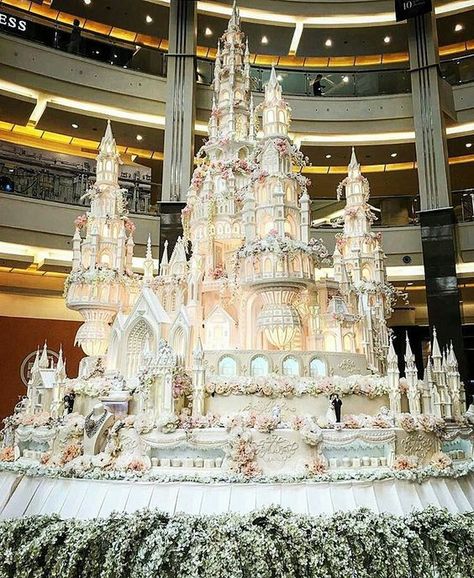 Say YES To Your Dream Wedding Cake – Wedding Estates Cake Extravagant, Huge Wedding Cakes, Million Dollar Wedding, Castle Wedding Cake, Extravagant Wedding Cakes, Huge Cake, Golden Cake, Big Wedding Cakes, Dream Wedding Cake