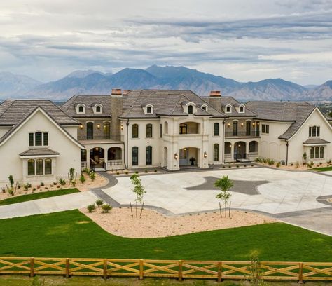 Fancy House Exterior, Utah Parade Of Homes, Mansion Driveway, Moon Castle, Big Mansions, Luxury Mansions, Mansion Tour, Mansion Exterior, Dream Mansion