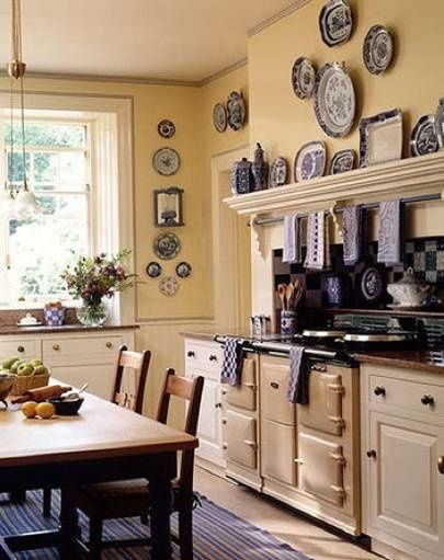 Choosing Great Paint Colors to Go with Your Existing Color Scheme ... Plates On The Wall, Cottage Kitchen Design, Small Cottage Kitchen, English Kitchens, Casa Country, Cottage Kitchens, French Country Kitchen, Cozy Kitchen, Shabby Chic Kitchen