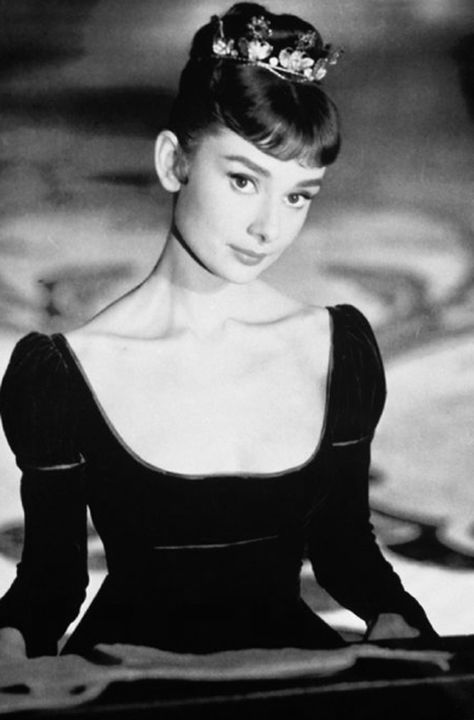 Audrey Hepburn Outfit, Celeb Portraits, Audrey Hepburn Born, Aubrey Hepburn, Audrey Hepburn Photos, Hollywood Beauty, Audrey Hepburn Style, Hepburn Style, Roman Holiday