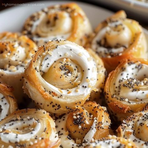 Crispy Bagel Bites are a quick and flavorful snack, featuring cream cheese and everything bagel seasoning rolled in a tortilla. Bagel Appetizers, Mini Bagel Appetizers, Bagel Ideas, Tailgate Appetizers, Asparagus Garlic, Everything Bagel Seasoning, Mini Bagels, Bagel Bites, Cream Cheese Rolls