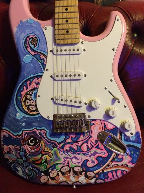 Painting Electric Guitar, Decorated Electric Guitar, Customised Guitars, Guitar Custom Paint, Cool Guitar Designs, Painted Electric Guitar, Electric Guitar Designs, Custom Guitars Electric, Electric Guitar Painting