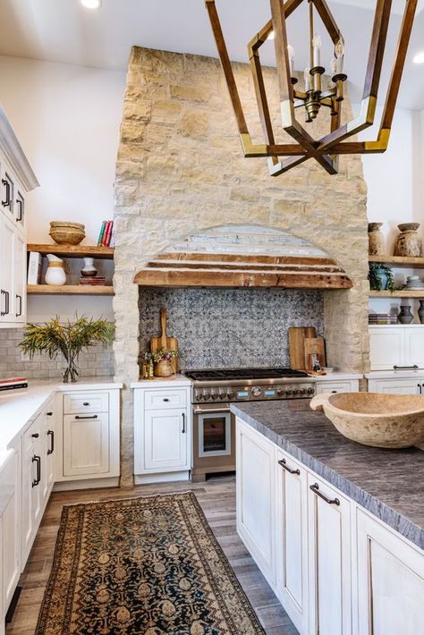 Modern European Cottage, European Cottage Style, European Cottage Interiors, Italian Farmhouse Kitchen, Country Cottage Design, Cottage Design Ideas, Italian Inspired Home, Italian Cottage, Kitchen Hood Ideas