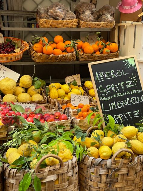 Italian Fruit, Italian Market Aesthetic, Italian Farmers Market, Italian Food Market, Italy Farmers Market, Italy Lemons Amalfi Coast, Italian Market, Pop Fizz Clink, Italian Summer