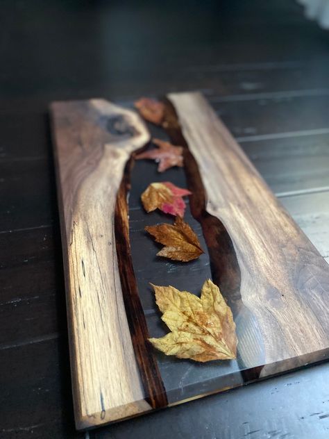 River Charcuterie Board, Epoxy Resin Charcuterie Boards Diy, Live Edge Wood Charcuterie Board, Epoxy Charcuterie Board Diy, Black Walnut Wood Projects, Wood And Epoxy Projects, Epoxy Resin Crafts Wood, Charcuterie Board Design Ideas, Charcuterie Board Designs