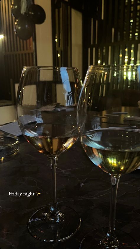 Zwei Weingläser gefüllt mit weiß Wein Instagram Story Night Out, Friday Night Instagram Story, Night Out Story Instagram, Date Night Story, Night Out Instagram Stories, Friday Story Instagram, Date Story Instagram, Date Night Instagram Story, Date Instagram Story