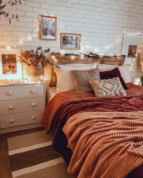 Comfy Room, Fall Bedroom Decor, Cozy Fall Bedroom, Decor Ideas Bedroom, Deco Salon, Spooky Szn, Fall Bedroom, Autumn Scenes, Decor Living Room