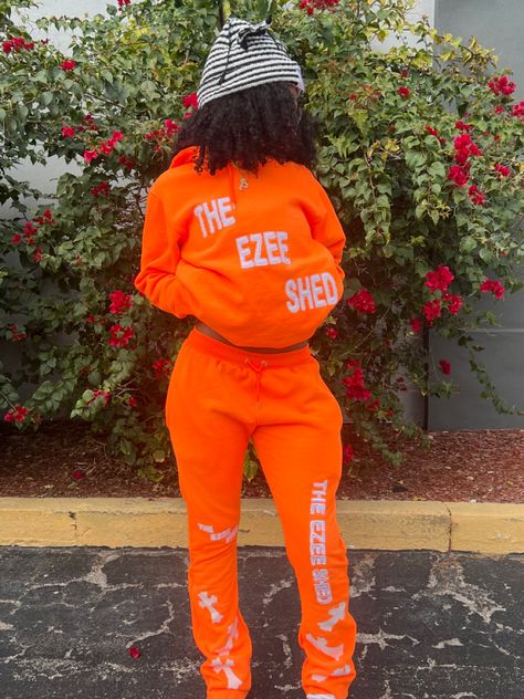 Tracksuit sweatsuit black woman model Sweat Suits Outfits, Sweatsuit Outfits, Y2k Girls, Tracksuit Outfit, Sweat Suit, Brand Ideas, Girly Shoes, Fashion Model, Design Inspo