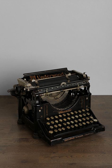 Retro Underwood Typewriter ~ Steampunk <3 Underwood Typewriter, Antique Typewriter, Historical Objects, Apartment Essentials, Vintage Typewriters, Vintage Love, Cool Items, Typewriter, Back In The Day