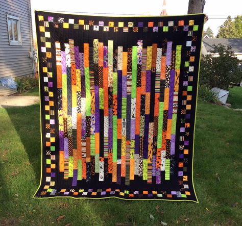 Jelly Roll Quilt Patterns Free, Halloween Jelly, Jelly Roll Race Quilt, Jelly Roll Race, Quilting Lines, Halloween Quilt Patterns, Jelly Roll Quilt, Jelly Roll Patterns, Halloween Quilt