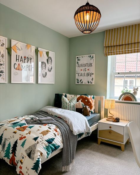 S U N D A Y S O C I A L In colour psychology, greens are usually associated with balance and harmony and act as the bridge between stimulating warm colours and calming cool colours. In this cosy scheme we designed for @lovell_homes , we chose whites and mid-greens like sage and mint, to create a fresh and light feel whilst still retaining depth and character by introducing black and brass accents 💚 #showhomedesign #newhomes #interiorinspo #edwardthomasinteriors #interiordesign #interiorsty...