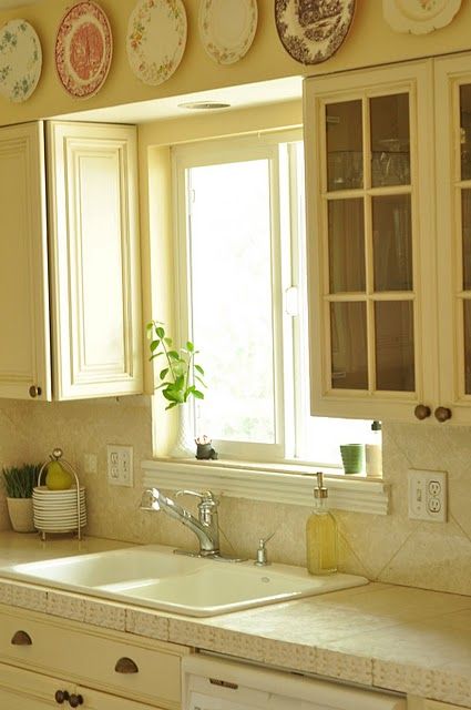 plates on the kitchen wall - @Fern Daly - blue and white plates in your blue and white kitchen? :) Plates On The Wall, Kitchen Wall Organizer, Kitchen Soffit, Above Kitchen Cabinets, Inside Cabinets, Kitchen Organization Diy, New Kitchen Cabinets, Hanging Plates, Plate Display