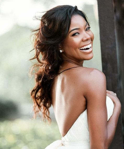 gabrielle union wedding makeup - We rounded up 17 celebrity wedding makeup looks that are so beautiful, you'll want to steal them for yourself. From natural, no-makeup makeup to full-on glam, we have something for everyone. Celebrity Wedding Hairstyles, Celebrity Wedding Hair, Celebrity Wedding Makeup, Neutral Lip Color, Celebrity Makeup Looks, Celebrity Wedding, Gabrielle Union, Wedding Makeup Looks, Bridesmaid Makeup