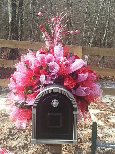 Valentine's Day mesh mailbox swag Mailbox Decorating Ideas, Mailbox Wreath, Decorated Mailboxes, Diy Valentine's Mailbox, Mailbox Decorations, Mailbox Swags, Mailbox Topper, Valentine Craft Decorations, Mailbox Swag