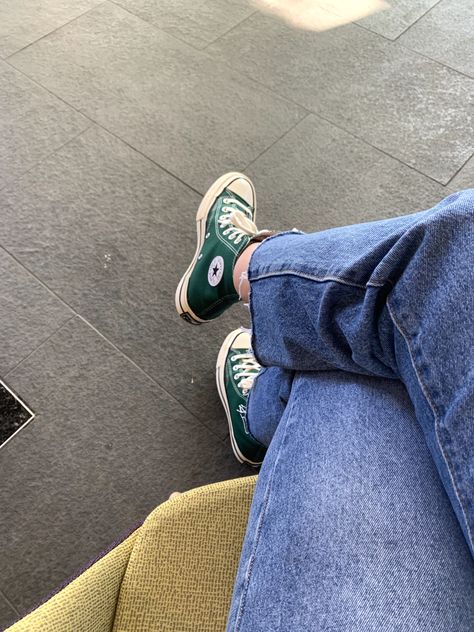 Converse green jeans streetwear Green Converse Outfit, Chuck 70 Outfit, Alt Shoes, Green Trainers, Jeans Streetwear, Noel Diy, Green Converse, Outfits With Converse, Green Jeans