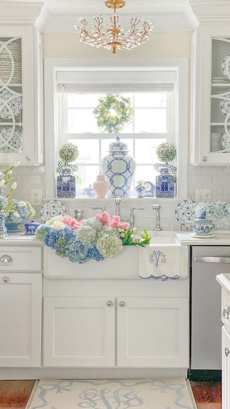 “I have absolutely adored @ballarddesigns work for years! I am so thrilled to have their Dayna Side Chairs and Louis Square Back Chairs in… | Instagram French Farmhouse Kitchen Ideas, Blue And White Farmhouse Kitchen, Cottage Decoration Ideas, Grandma Chic Decor, Blue And White Dishes, Kitchen Open Concept, Awesome Kitchens, Grandma House, Cottage Houses