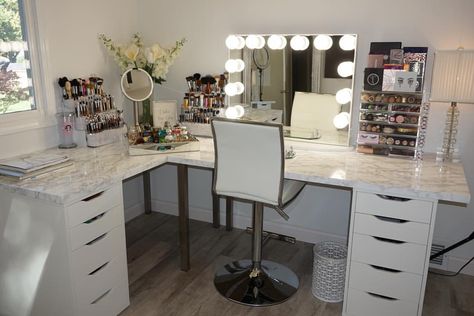 Serious glam goals! Amazing vanity station from @erikamariepapa featuring our #impressionsvanityglowplus (at Impressions Vanity Co.) Glaminati Makeup, Slay Station, Makeup Desks, Glamorous Vanity, Corner Makeup Vanity, Desks Shelves, Rangement Makeup, Dream Vanity, Beauty Room Vanity