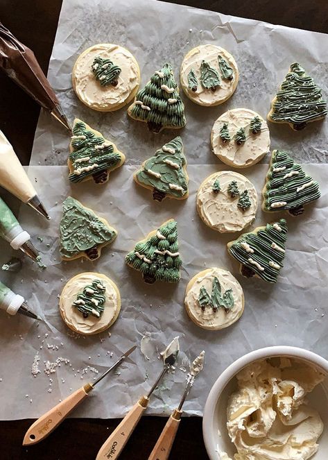 Frosting Sugar Cookies, Cookie Workshop, Sugar Cookies With Buttercream Frosting, Cookies With Buttercream Frosting, Christmas Cookie Frosting, Christmas Bakes, Simple Sugar, Bakery Ideas, Chill Time