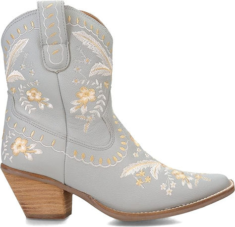 Affordable white cowboy boots! less than $40 #rodeoboots #rodeo #houstonrodeo #rodeoseason #cowboyboots Blue Cowgirl Boots, Dingo Boots, Rodeo Boots, Guess Sneakers, Trending Heels, Leather Western Boots, Cute Boots, Material Girl, Boot Brands