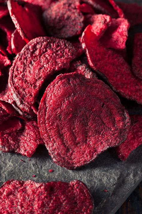 Beet Chips Recipe, Crisps Recipe, Beet Chips, Healthy Chips, Veggie Chips, Charcuterie Recipes, Crisp Recipe, Roasted Beets, Nutritious Snacks