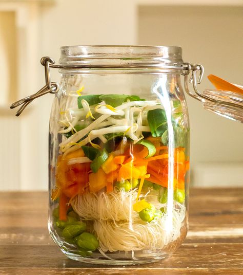 Mason Soup Jars, Mason Jar Instant Soup Recipes, Recipes Lunch Work, Jar Soup, Frozen Edamame, Mason Jar Lunch, Pot Noodle, Quick Healthy Lunch, Cheap Clean Eating