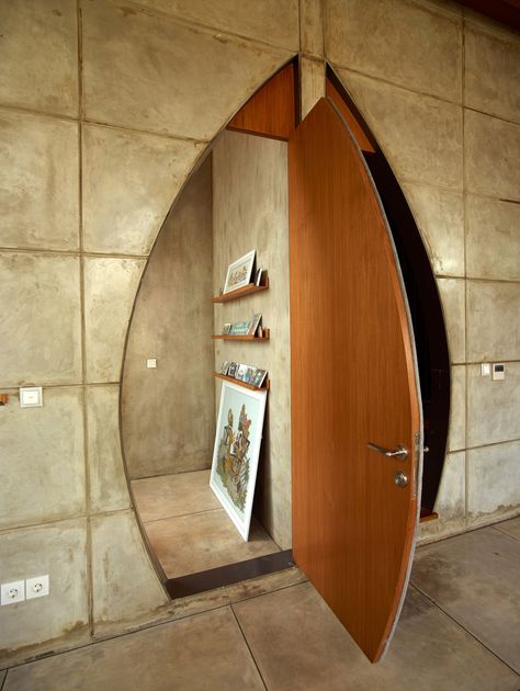 Indonesian architect Realrich Sjarief's fondness for geometric forms is expressed in the circular and arch-shaped windows of this house in Jakarta. Curved Door Frame, Unique Door Design, Concrete Cabin, Arch Doors, Circular Windows, Arched Interior Doors, Circular Window, Speakeasy Decor, Trendy Interior Design