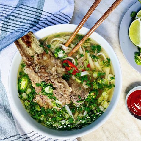 Vietnamese Short Ribs Recipe, Short Rib Pho, Pho Soup Recipe, Pho Beef, Beef Oxtail, Pho Broth, Roasted Shallots, Pho Recipe, Ny Strip Steak