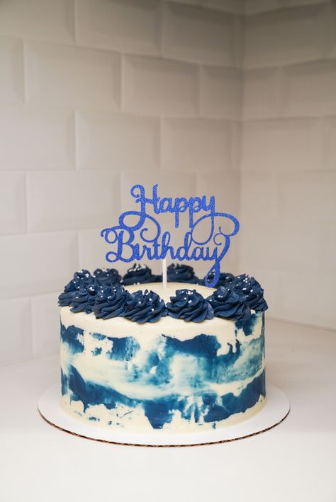 Navy Blue And White Cake, Blue Minimalist Cake, Minimalist Cake Birthday Men, Minimalist Cake Birthday, Bolo Tumblr, Blue And White Cake, Cake Minimalist, Minimalist Cake, Blue Birthday Cakes