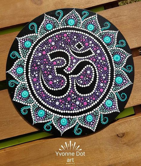 Om Symbol Art, Arte Yoga, Dotted Drawings, Glue Art, Mandala Painted Rocks, Geometric Design Art, Art And Craft Videos, Mandala Rocks, Hand Painted Stones